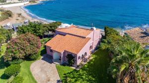 Cubos Beachfront Villa Khayyam
