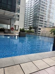 New! Cozy & Vibrant Uptown BGC 300MBPS BackHome8