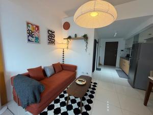 New! Cozy & Vibrant Uptown BGC 300MBPS BackHome8