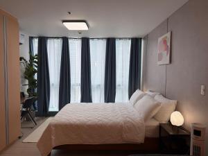 New! Cozy & Vibrant Uptown BGC 300MBPS BackHome8