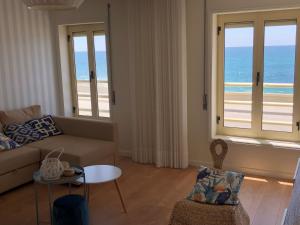 Vida na praia – newly renovated beachfront apartment