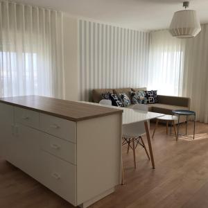 Vida na praia – newly renovated beachfront apartment