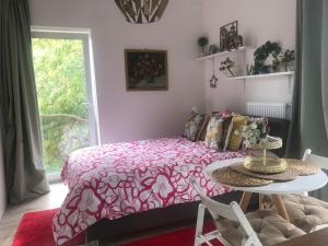 Cozy Apartment Prague Airport- 5 minute drive from AirPort