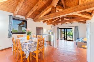 Charming Sea Villas-Villa Sleeps 6IN shared pool