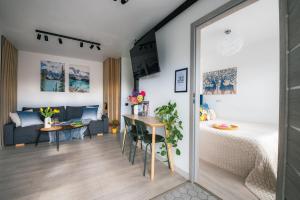 Family Garden House with Outdoor Jacuzzi, Free Parking, Playground, BBQ and AC