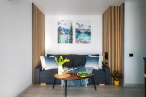 Family Garden House with Outdoor Jacuzzi, Free Parking, Playground, BBQ and AC
