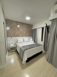 Flat no hotel Q. Paulista nos Jardins, com sacada!