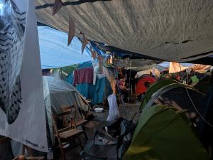 Tienda de Campaña Quechua en Pleno Centro