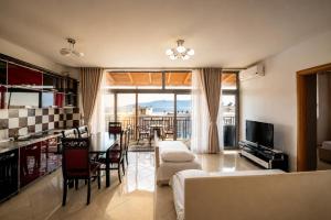 Three Bedroom Sea View Apartament