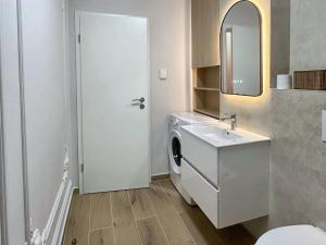 Modern Studio, Big Balcony & Free Parking