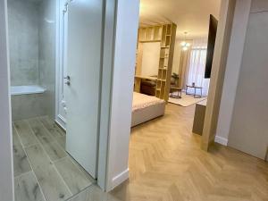 Modern Studio, Big Balcony & Free Parking