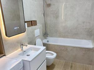 Modern Studio, Big Balcony & Free Parking