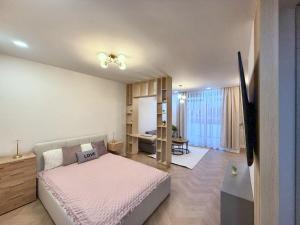 Modern Studio, Big Balcony & Free Parking
