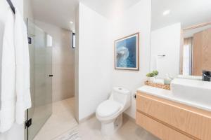 Coyote Tower 201 Luxury Condo Walk to Marina