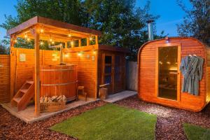 The Hajdu Hide-Away - Private Wellness Cottage with Hot Tub, Sauna & Garden