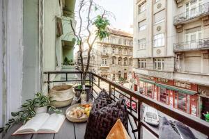 Super Central Cosy 2BR Near NewYork Cafe w Balcony