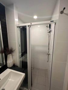 B3 Single Apartment in a Quiet Neighborhood 5 minute walk to Central Festival with free Swimming Pool free Gym and free WiFi free park