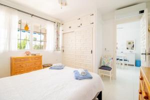 Sunny 2Bed Flat with 12m Terrace and Pool