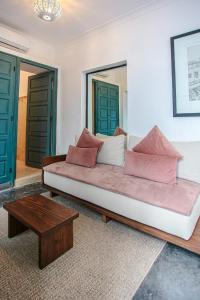 Riad African house, with 4 suites and heated pool