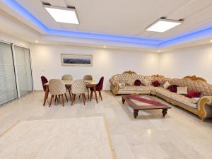 La Perla Azure 3BR Pool 12Min Walk to the Beach