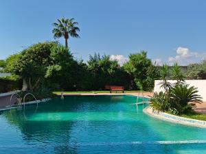 La Perla Azure 3BR Pool 12Min Walk to the Beach