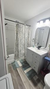 Cozy Lane-way Suite with private parking