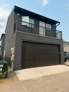 Cozy Lane-way Suite with private parking