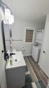 Cozy Lane-way Suite with private parking