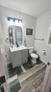 Cozy Lane-way Suite with private parking