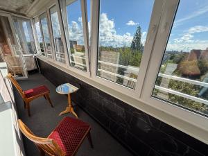 Cozy 9th floor studio with balcony and free parking