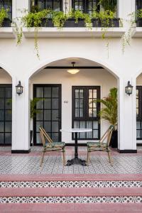 Casa Trasera Mansion Estates