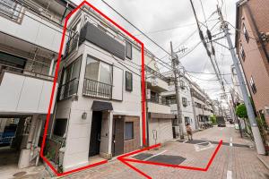 5 minutes on foot from JR Accommodates up to 5 people 2 toilets direct access to Tokyo Station and Akihabara Easy access to Sensoji Temple and Tokyo Skytree