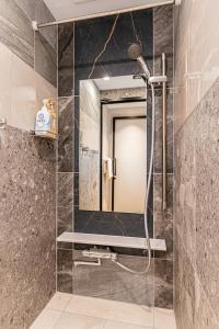 5 minutes on foot from JR Accommodates up to 5 people 2 toilets direct access to Tokyo Station and Akihabara Easy access to Sensoji Temple and Tokyo Skytree
