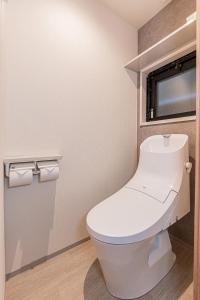 5 minutes on foot from JR Accommodates up to 5 people 2 toilets direct access to Tokyo Station and Akihabara Easy access to Sensoji Temple and Tokyo Skytree