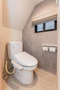 5 minutes on foot from JR Accommodates up to 5 people 2 toilets direct access to Tokyo Station and Akihabara Easy access to Sensoji Temple and Tokyo Skytree