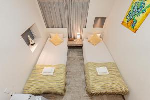 5 minutes on foot from JR Accommodates up to 5 people 2 toilets direct access to Tokyo Station and Akihabara Easy access to Sensoji Temple and Tokyo Skytree
