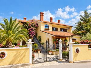 Luxury apartment Marin - summer paradise, terrace, garden, summer kitchen & barbecue, near the beaches, Istria