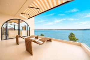 Lake House Pool Villa KTV&BBQ Peaceful Retreat