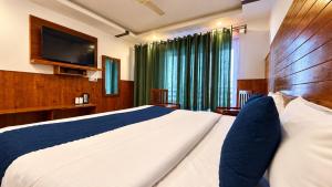 The Forest Season Resort, - A Premium Property & Open Terrace in Mussoorie