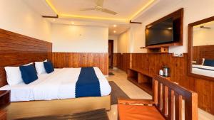 The Forest Season Resort, - A Premium Property & Open Terrace in Mussoorie