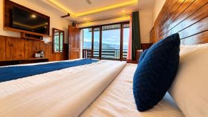 The Forest Season Resort, - A Premium Property & Open Terrace in Mussoorie