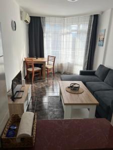 Sunny 1BR Apartment with Free street Parking
