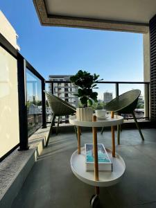 Modern 2BR Apt Steps from Shopping Mariscal