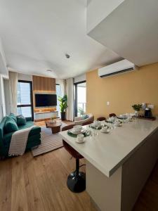 Modern 2BR Apt Steps from Shopping Mariscal