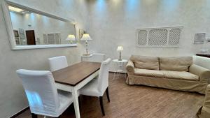 Luxury apartment near Vatican, Steps to Metro, AC & Fast WiFi