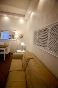 Luxury apartment near Vatican, Steps to Metro, AC & Fast WiFi