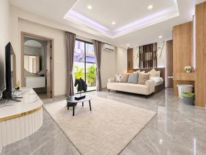 Jomtien 5BR Pool Villa Billiards Chill Balcony