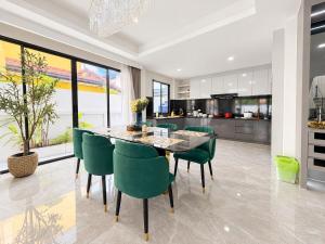 Jomtien 5BR Pool Villa Billiards Chill Balcony