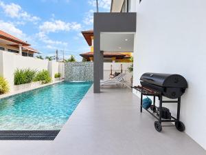 Jomtien 5BR Pool Villa Billiards Chill Balcony