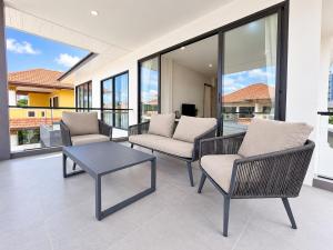 Jomtien 5BR Pool Villa Billiards Chill Balcony